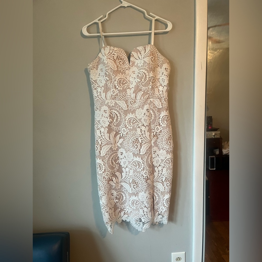 Women’s Guess lace dress

Size 8,